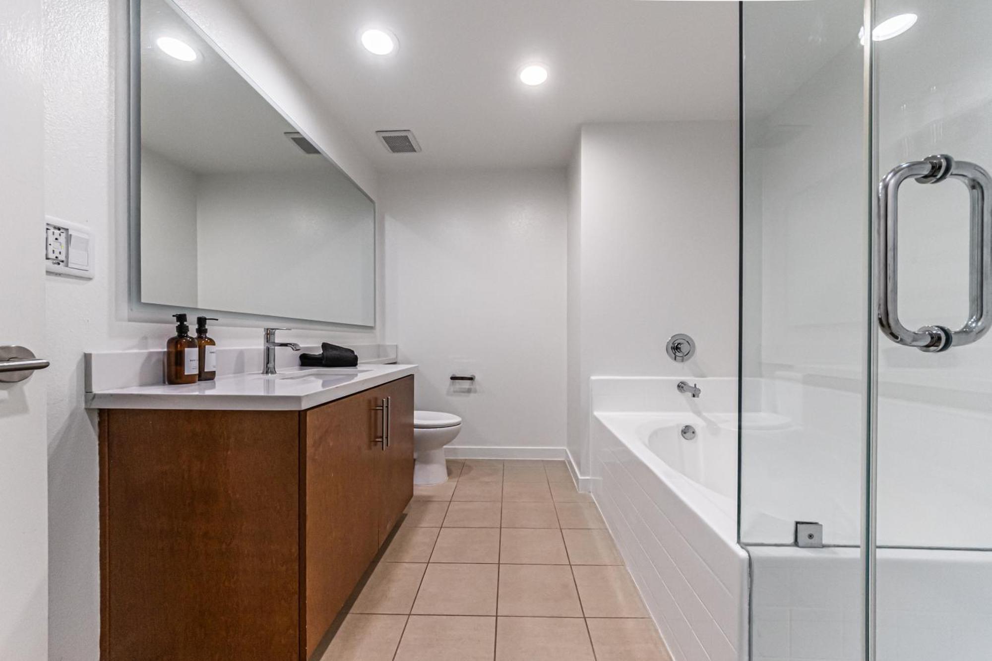 Apartment Stylish 2bdr & 2bth - 15 Mins Walk To The Beach! Los Angeles
