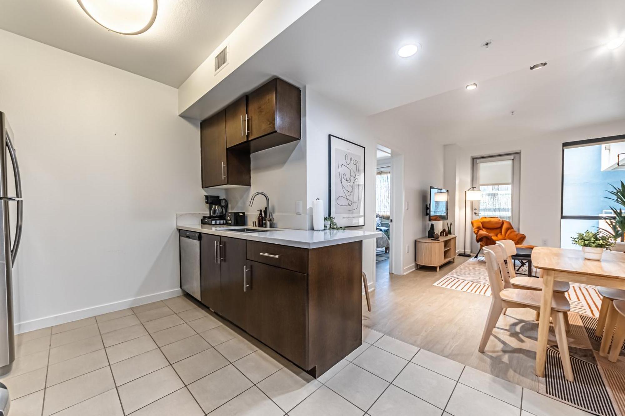 Apartment Stylish 2bdr & 2bth - 15 Mins Walk To The Beach!