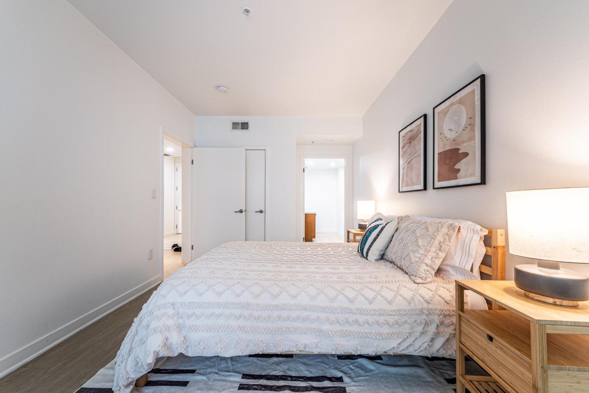 Apartment Stylish 2bdr & 2bth - 15 Mins Walk To The Beach! *