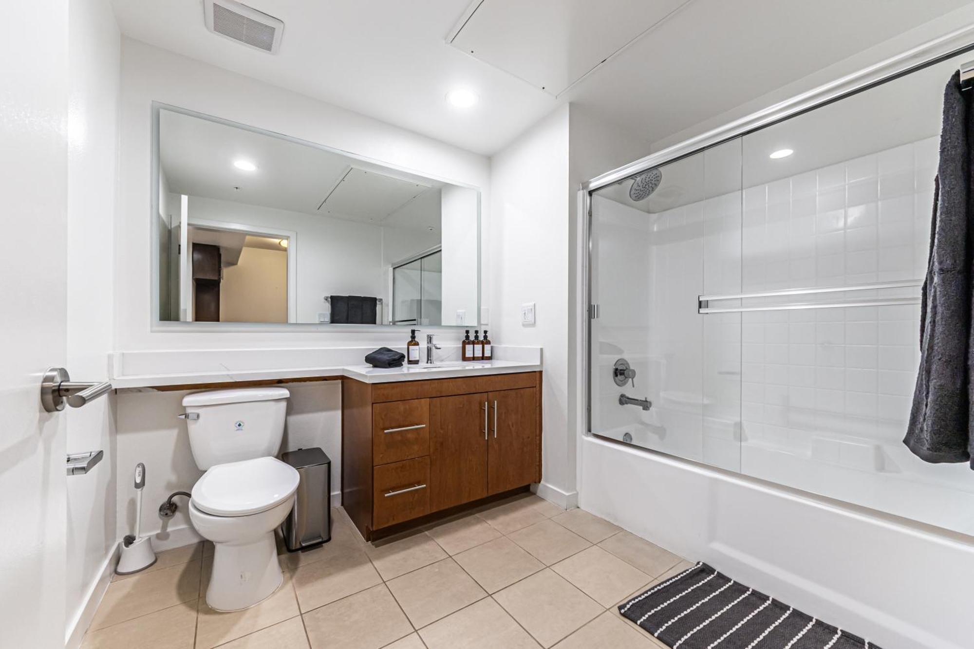 Apartment Stylish 2bdr & 2bth - 15 Mins Walk To The Beach! Los Angeles