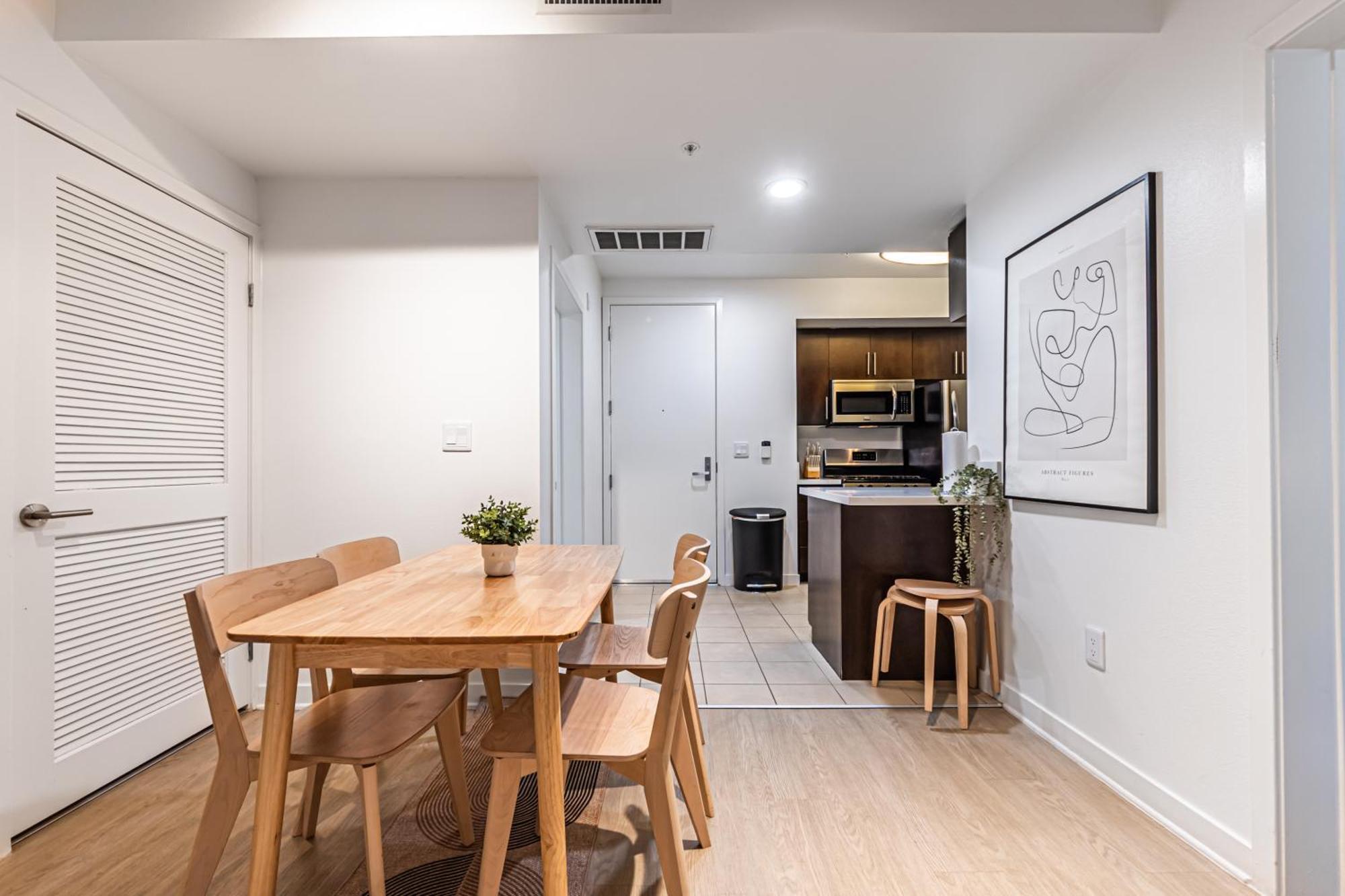 Stylish 2bdr & 2bth - 15 Mins Walk To The Beach! Apartment *