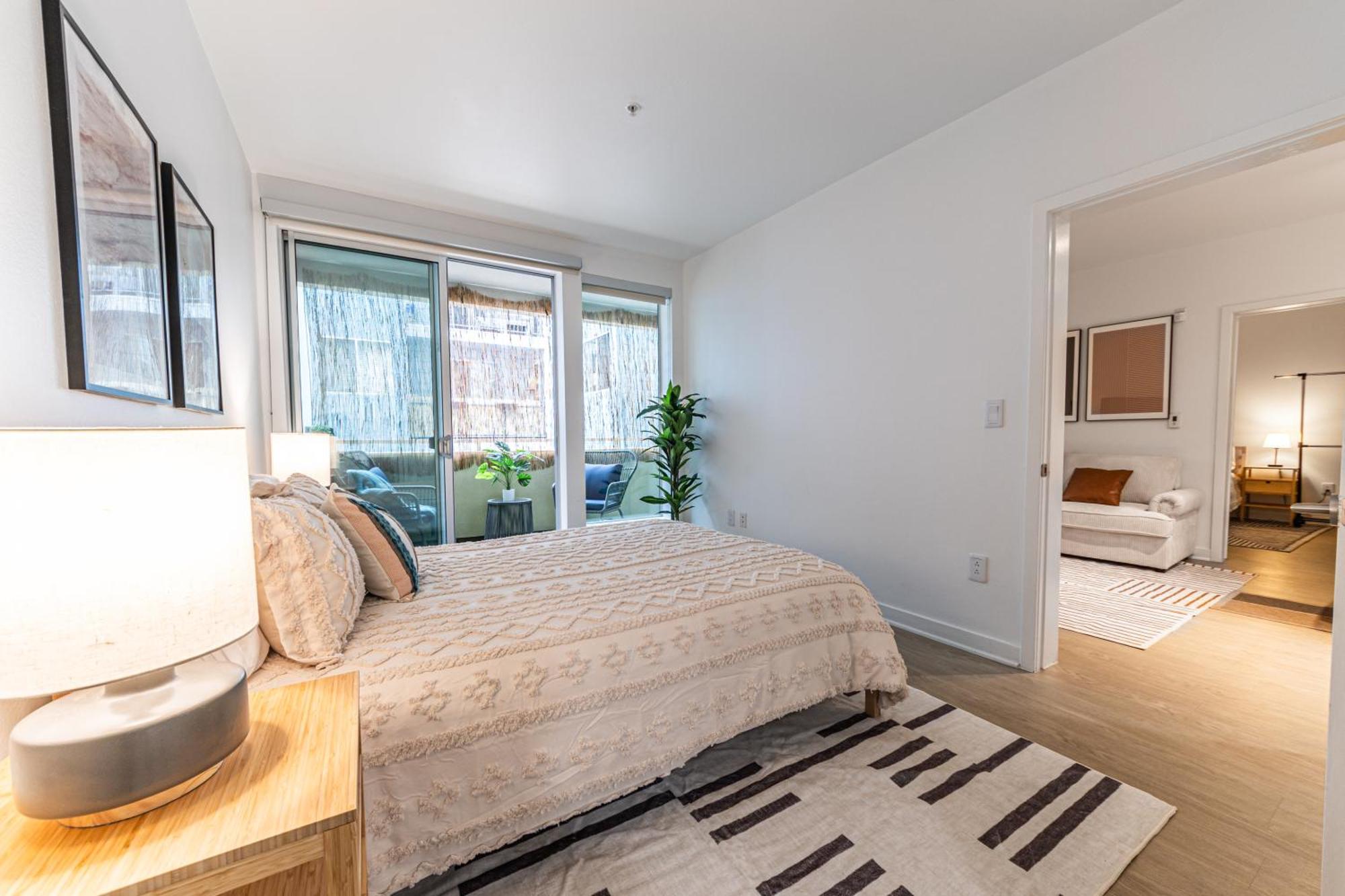 Stylish 2bdr & 2bth - 15 Mins Walk To The Beach!