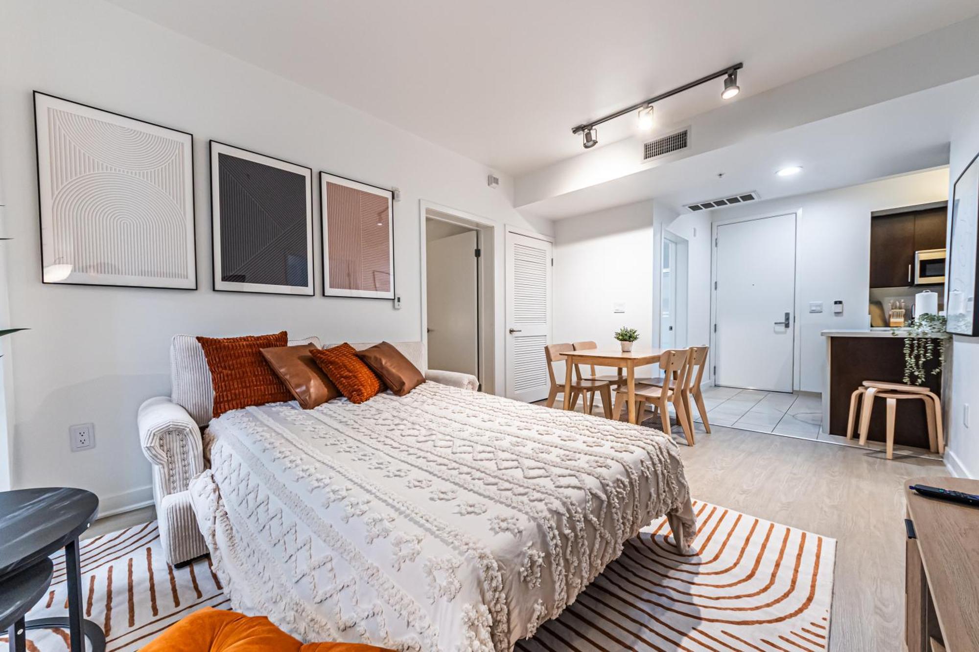 Stylish 2bdr & 2bth - 15 Mins Walk To The Beach! Apartment Los Angeles
