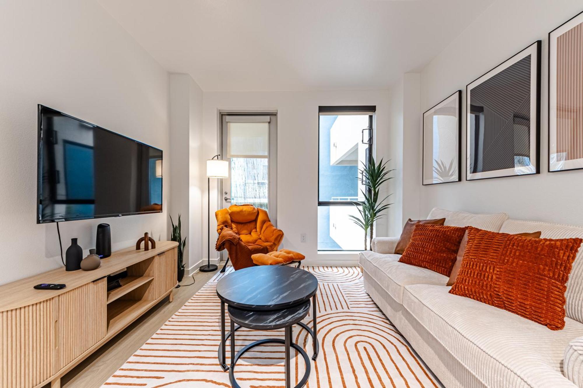 Stylish 2bdr & 2bth - 15 Mins Walk To The Beach! Apartment *