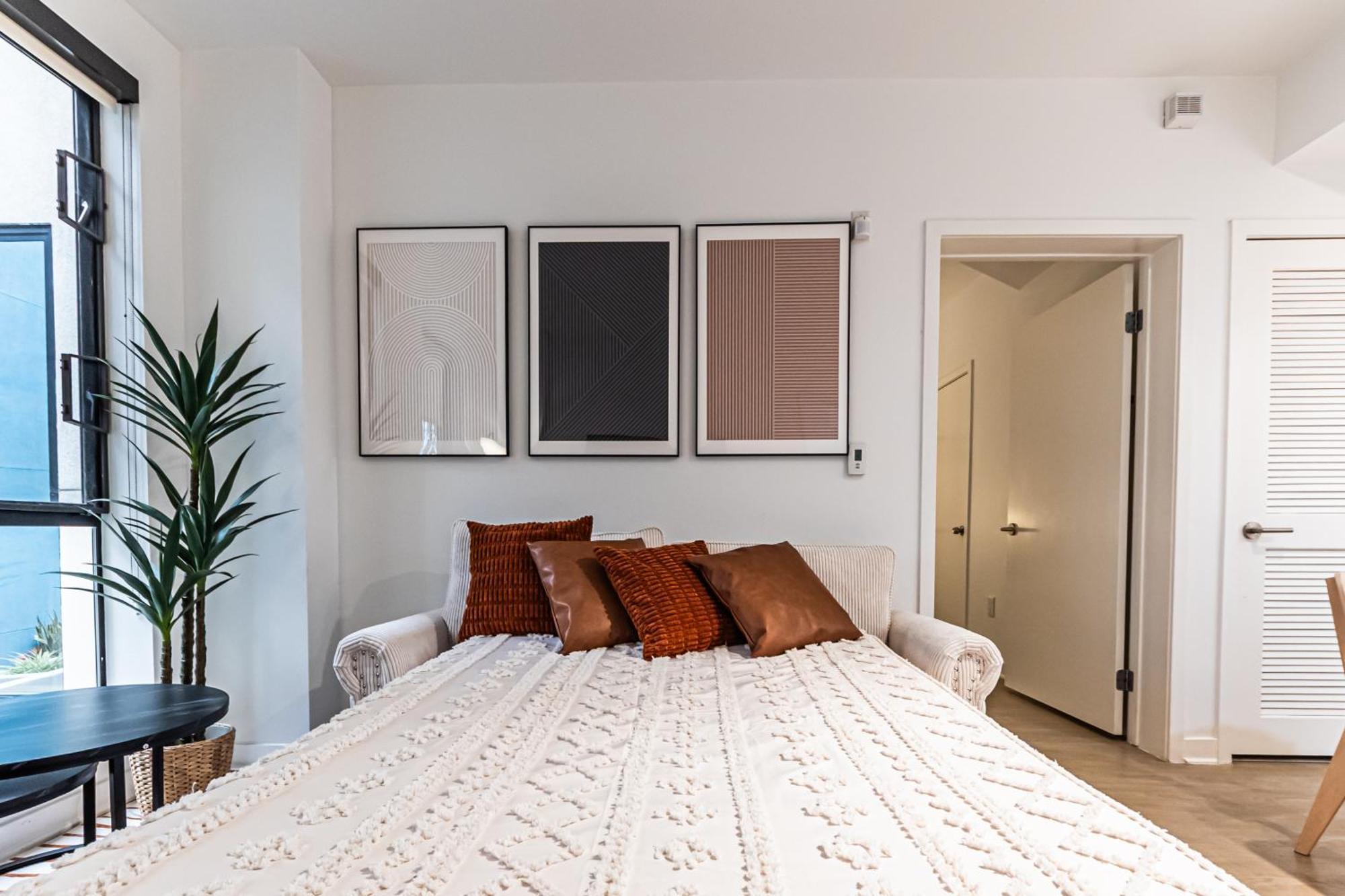 Stylish 2bdr & 2bth - 15 Mins Walk To The Beach! Los Angeles