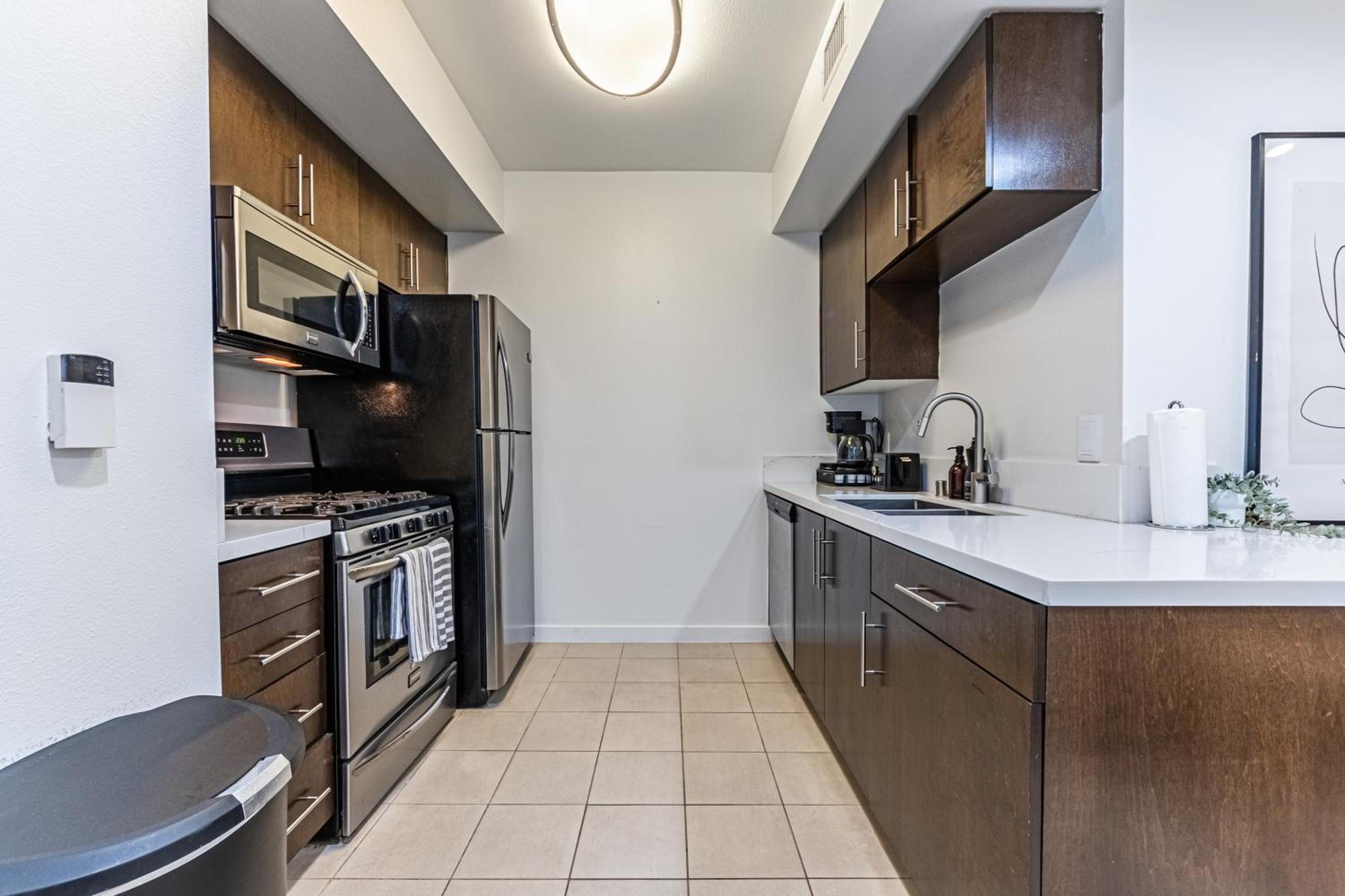 Stylish 2bdr & 2bth - 15 Mins Walk To The Beach! *