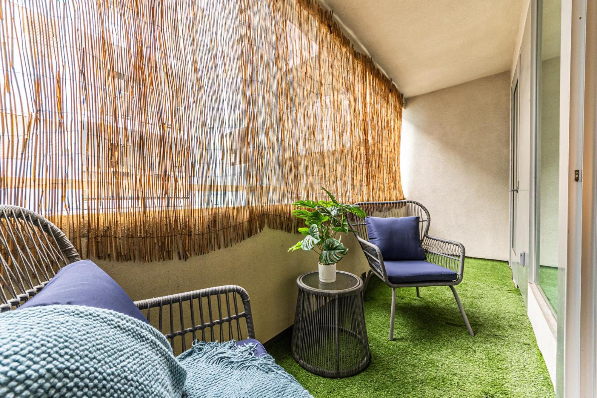 Apartment Stylish 2bdr & 2bth - 15 Mins Walk To The Beach!