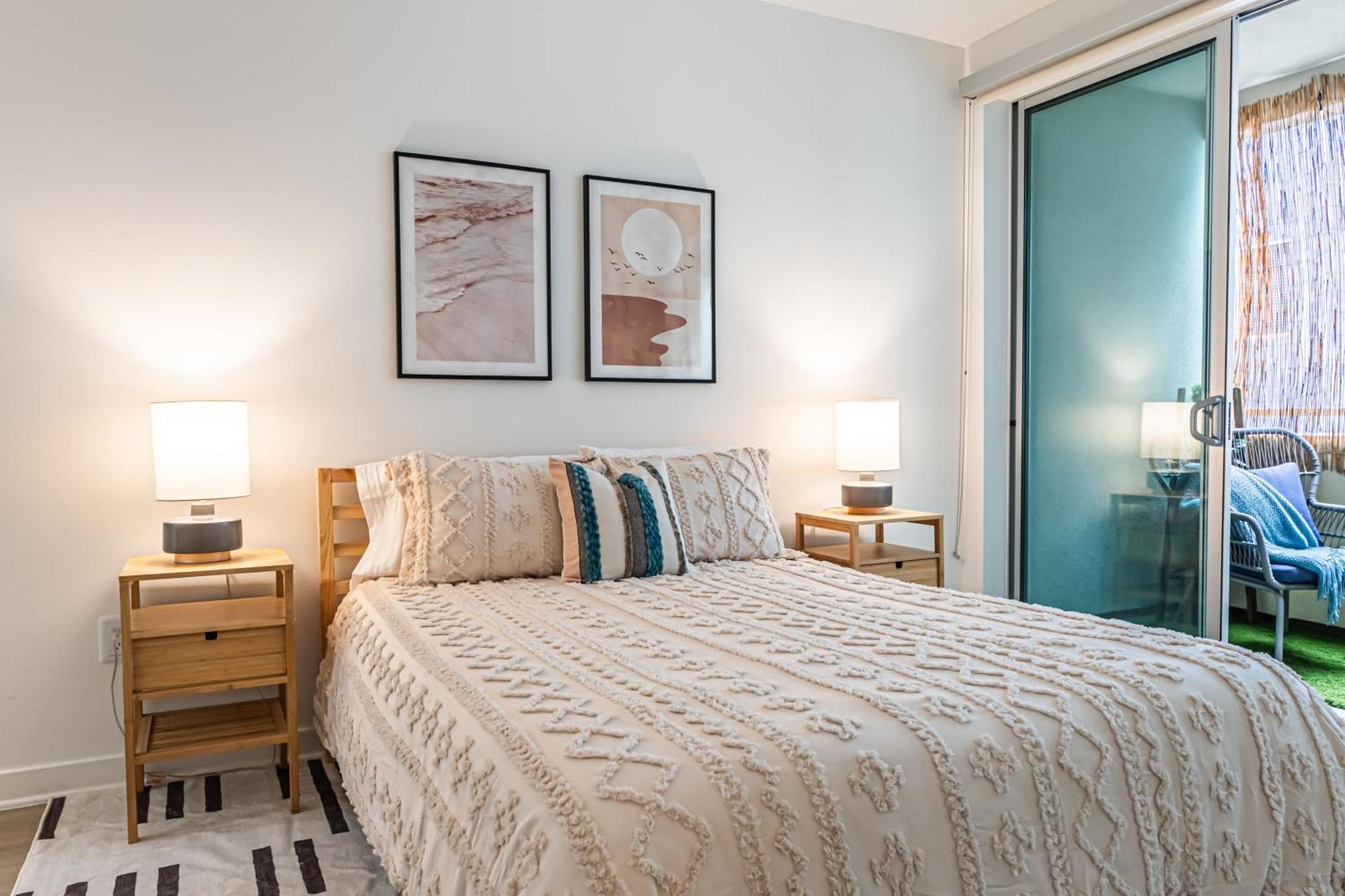 Stylish 2bdr & 2bth - 15 Mins Walk To The Beach!
